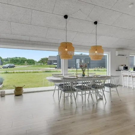 4 Bedroom Stunning In Holiday home
